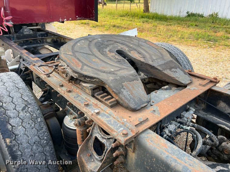 image for item II9150 1999 International 9400  semi truck