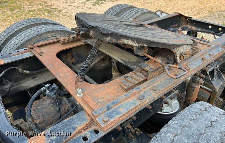 image for item II9150 1999 International 9400  semi truck