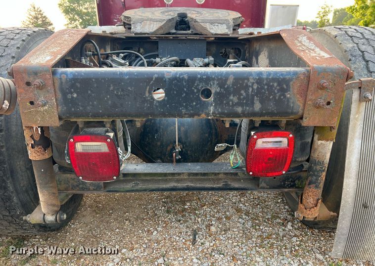 image for item II9150 1999 International 9400  semi truck