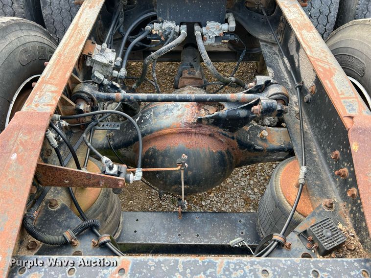 image for item II9150 1999 International 9400  semi truck