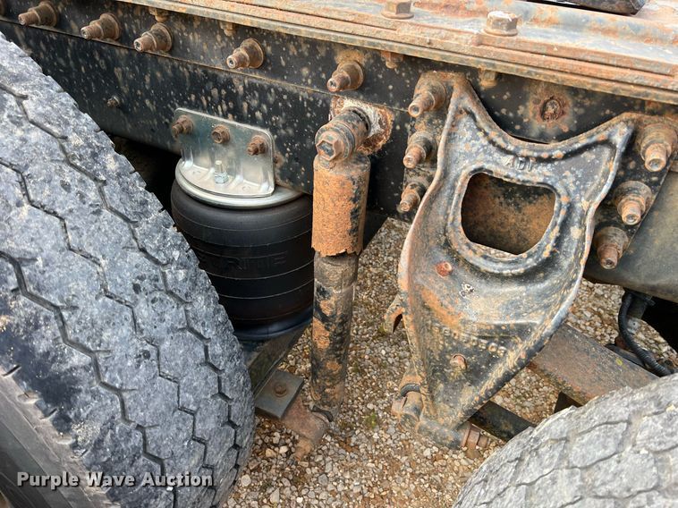 image for item II9150 1999 International 9400  semi truck