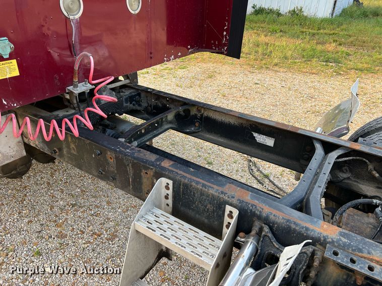 image for item II9150 1999 International 9400  semi truck