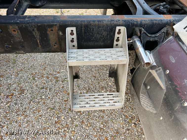 image for item II9150 1999 International 9400  semi truck