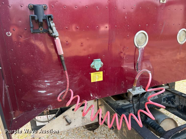 image for item II9150 1999 International 9400  semi truck