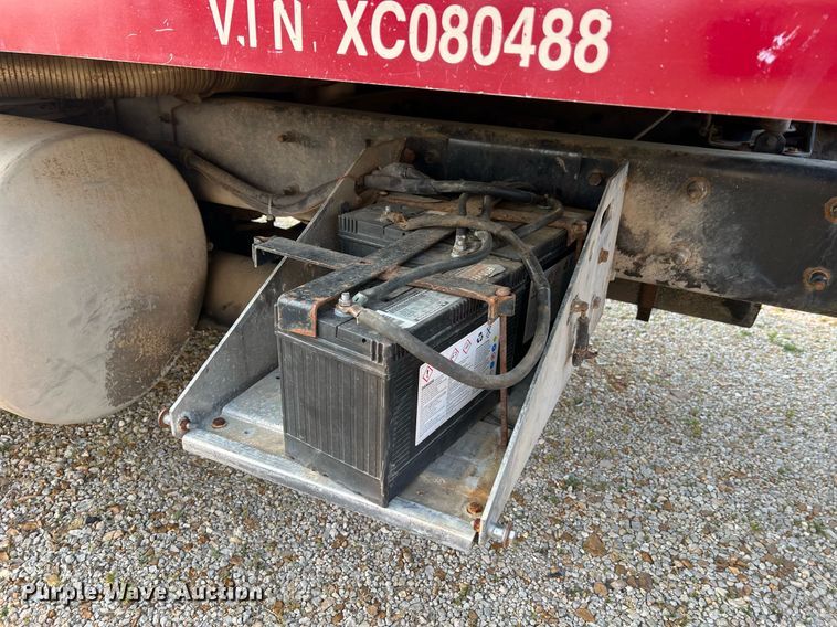 image for item II9150 1999 International 9400  semi truck