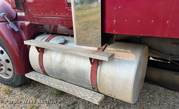 image for item II9150 1999 International 9400  semi truck