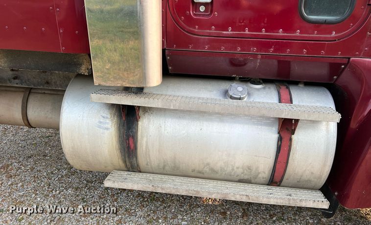 image for item II9150 1999 International 9400  semi truck