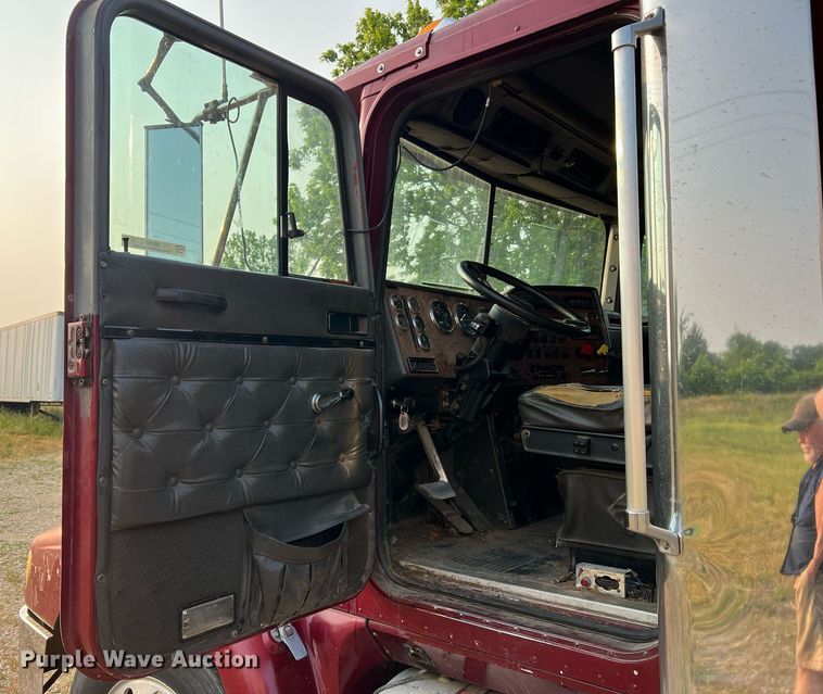 image for item II9150 1999 International 9400  semi truck