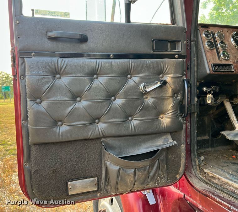 image for item II9150 1999 International 9400  semi truck