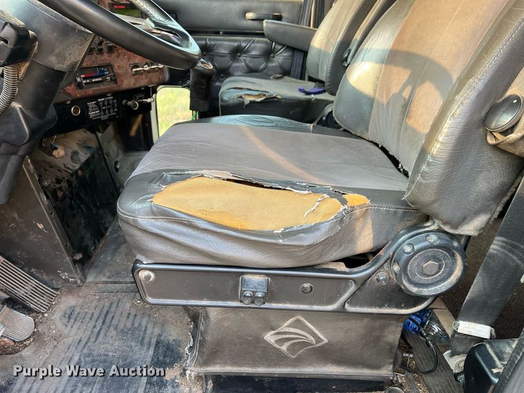 image for item II9150 1999 International 9400  semi truck