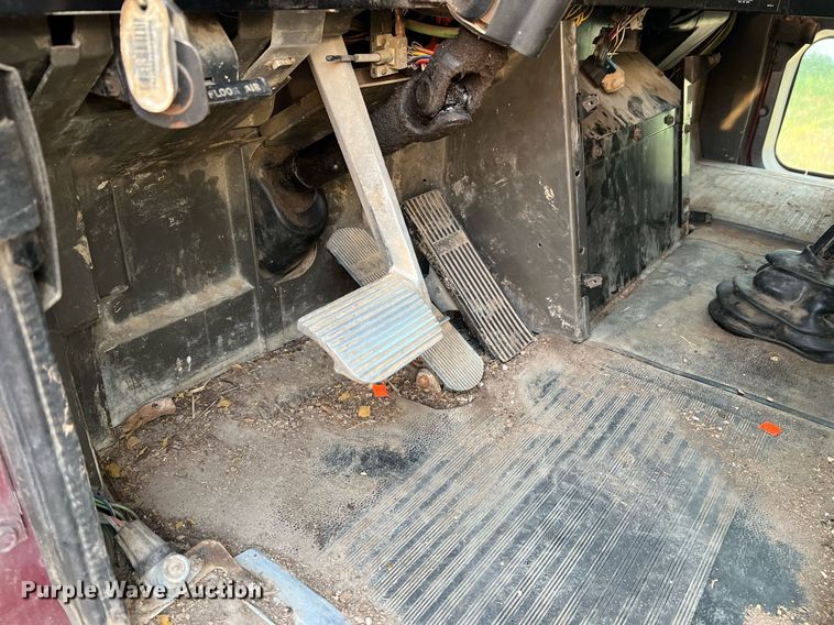 image for item II9150 1999 International 9400  semi truck