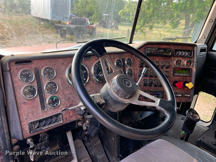 image for item II9150 1999 International 9400  semi truck