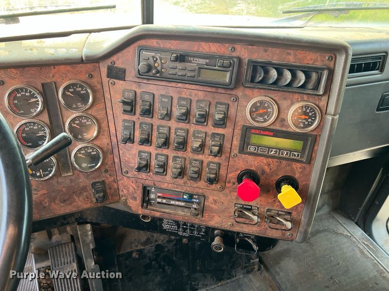 image for item II9150 1999 International 9400  semi truck