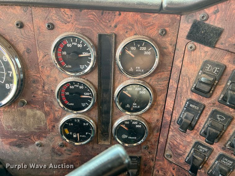 image for item II9150 1999 International 9400  semi truck