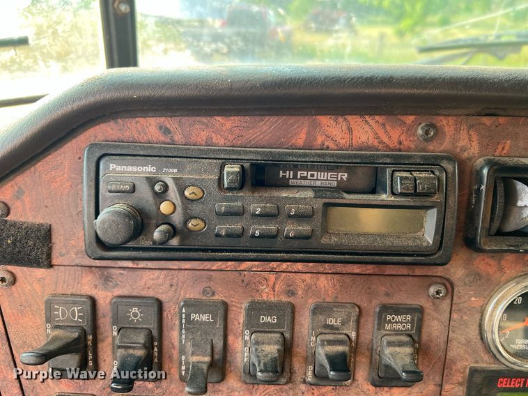 image for item II9150 1999 International 9400  semi truck