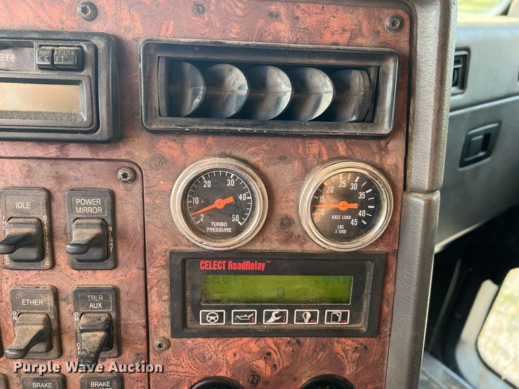 image for item II9150 1999 International 9400  semi truck