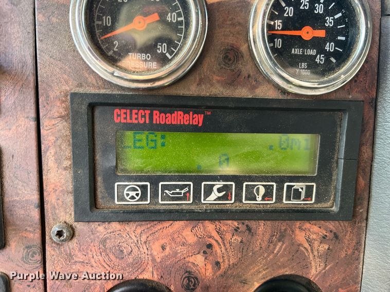 image for item II9150 1999 International 9400  semi truck