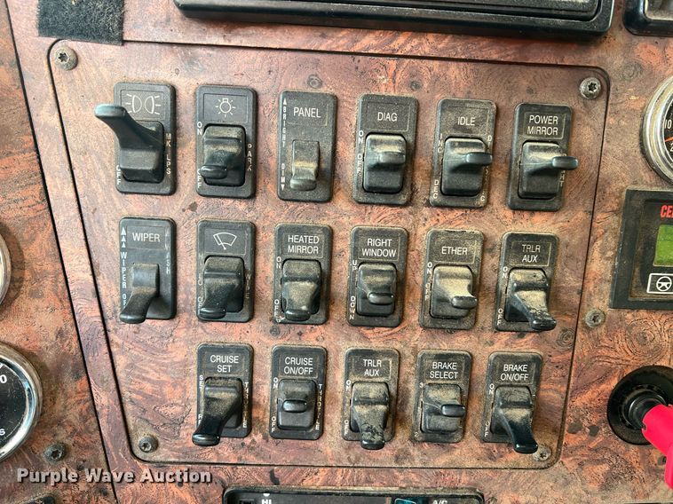 image for item II9150 1999 International 9400  semi truck