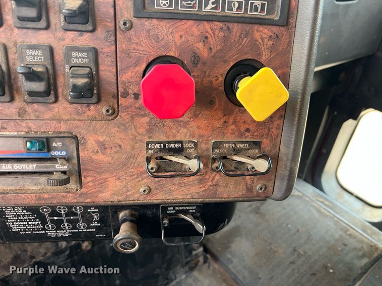 image for item II9150 1999 International 9400  semi truck