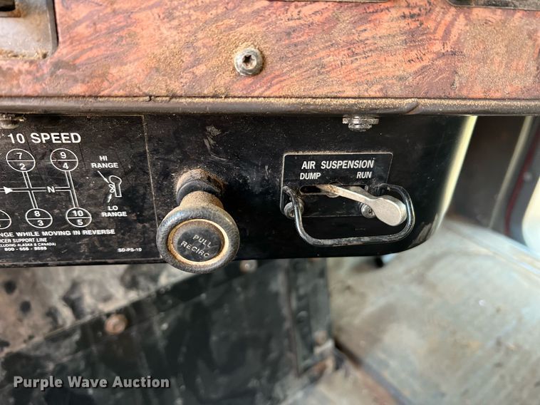 image for item II9150 1999 International 9400  semi truck