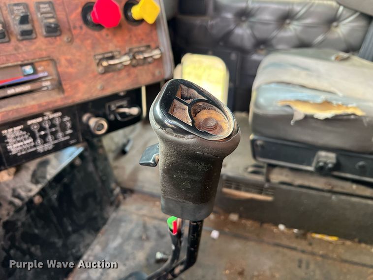 image for item II9150 1999 International 9400  semi truck