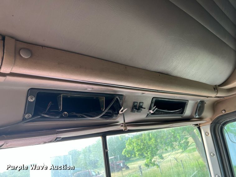 image for item II9150 1999 International 9400  semi truck