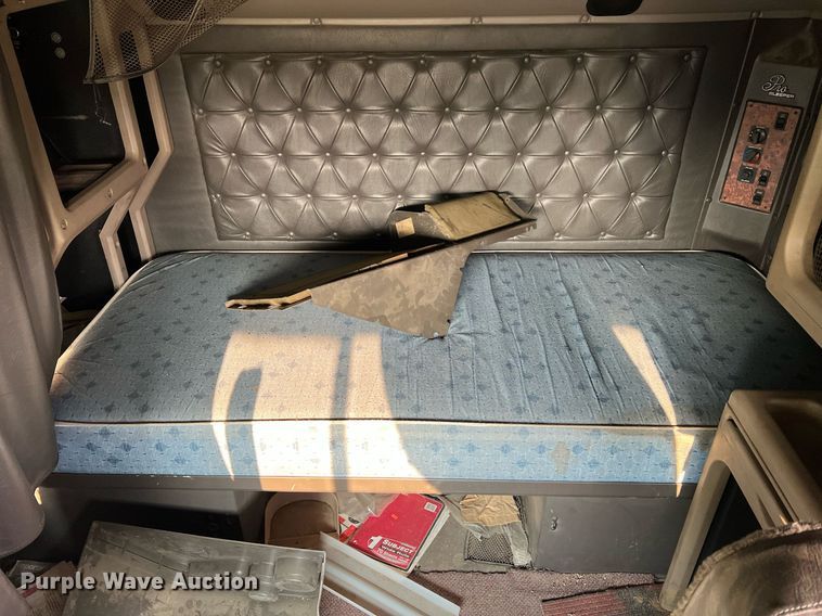 image for item II9150 1999 International 9400  semi truck