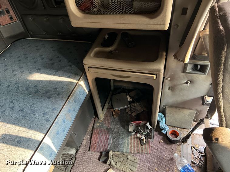 image for item II9150 1999 International 9400  semi truck