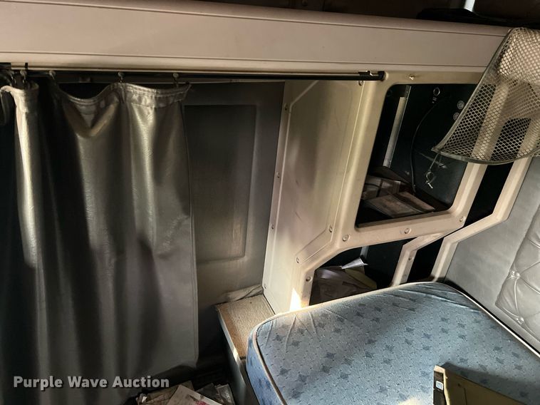 image for item II9150 1999 International 9400  semi truck