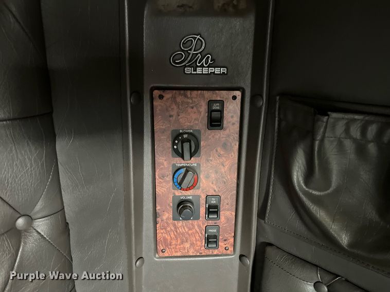 image for item II9150 1999 International 9400  semi truck