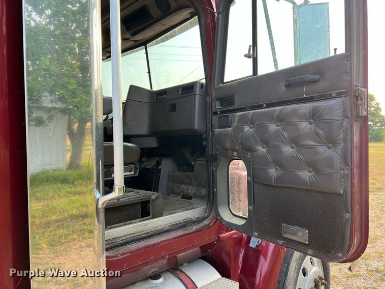 image for item II9150 1999 International 9400  semi truck