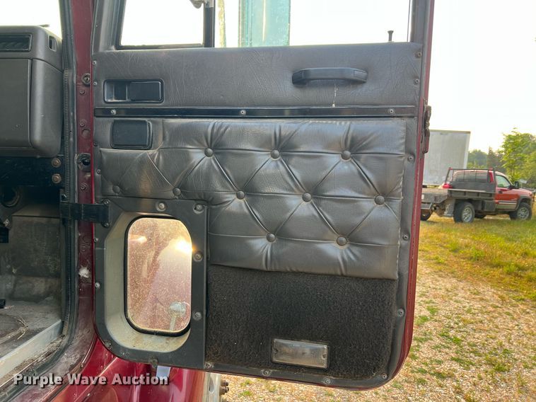 image for item II9150 1999 International 9400  semi truck