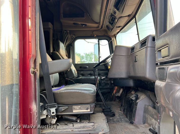 image for item II9150 1999 International 9400  semi truck