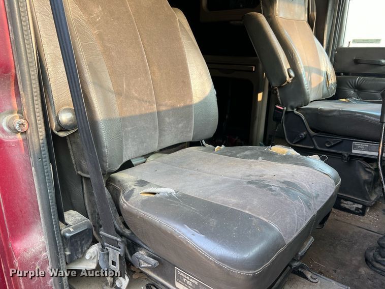 image for item II9150 1999 International 9400  semi truck