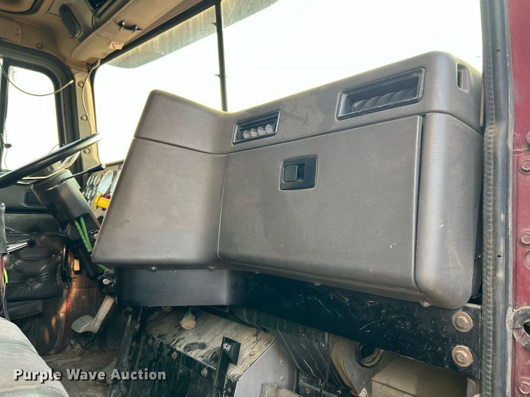 image for item II9150 1999 International 9400  semi truck