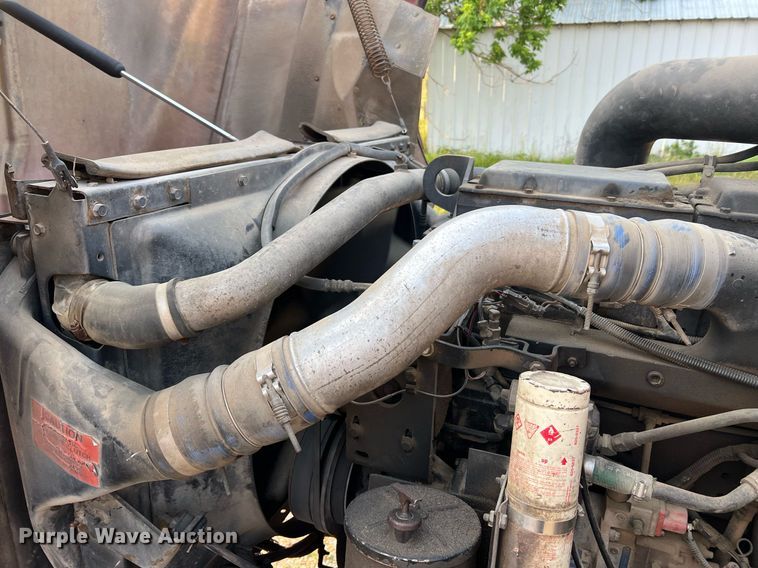 image for item II9150 1999 International 9400  semi truck