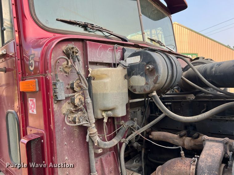 image for item II9150 1999 International 9400  semi truck