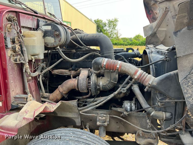 image for item II9150 1999 International 9400  semi truck