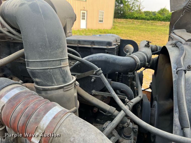 image for item II9150 1999 International 9400  semi truck