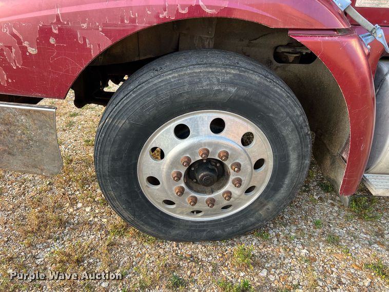 image for item II9150 1999 International 9400  semi truck