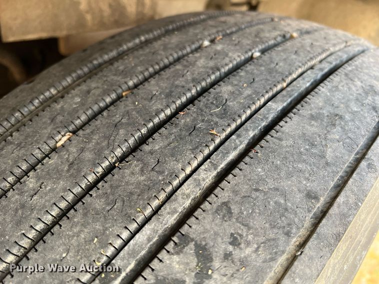 image for item II9150 1999 International 9400  semi truck