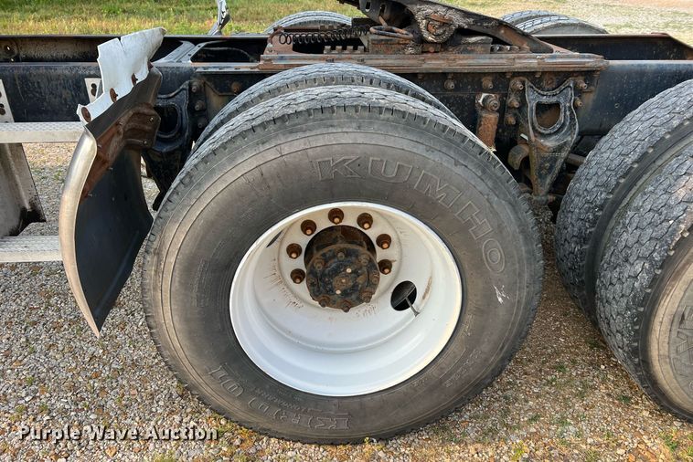 image for item II9150 1999 International 9400  semi truck