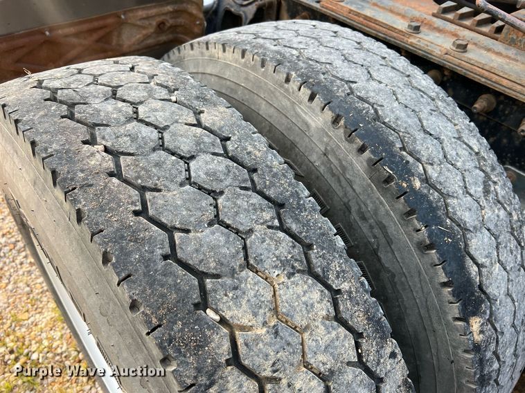 image for item II9150 1999 International 9400  semi truck