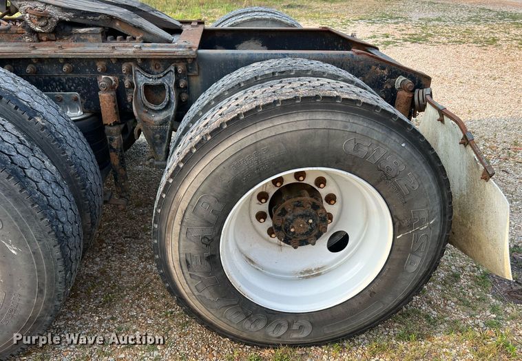 image for item II9150 1999 International 9400  semi truck