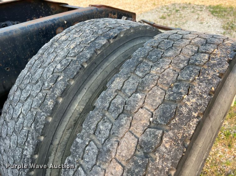 image for item II9150 1999 International 9400  semi truck