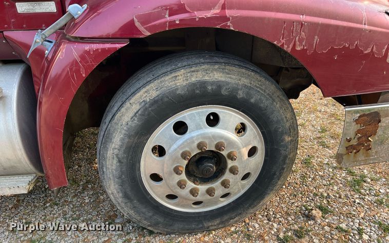 image for item II9150 1999 International 9400  semi truck