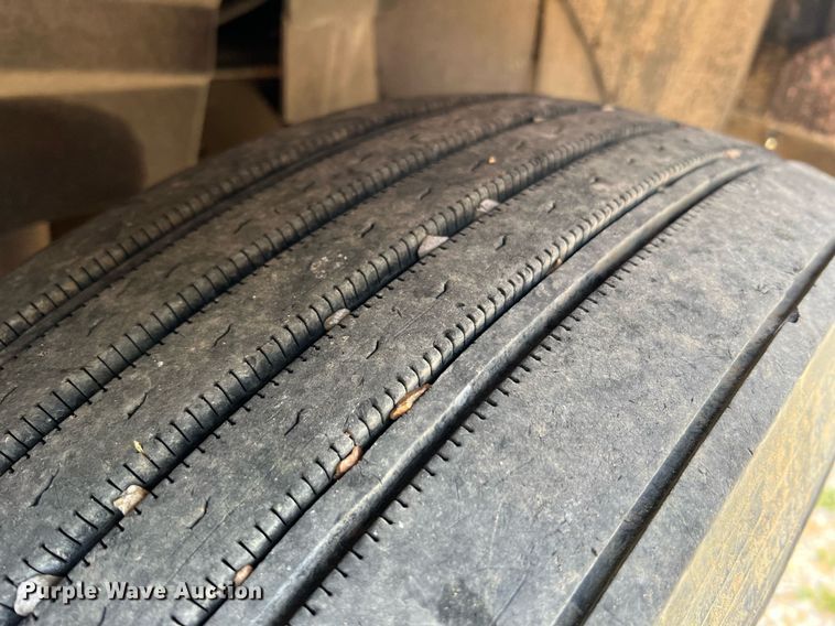 image for item II9150 1999 International 9400  semi truck