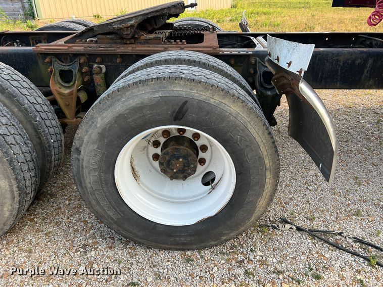 image for item II9150 1999 International 9400  semi truck