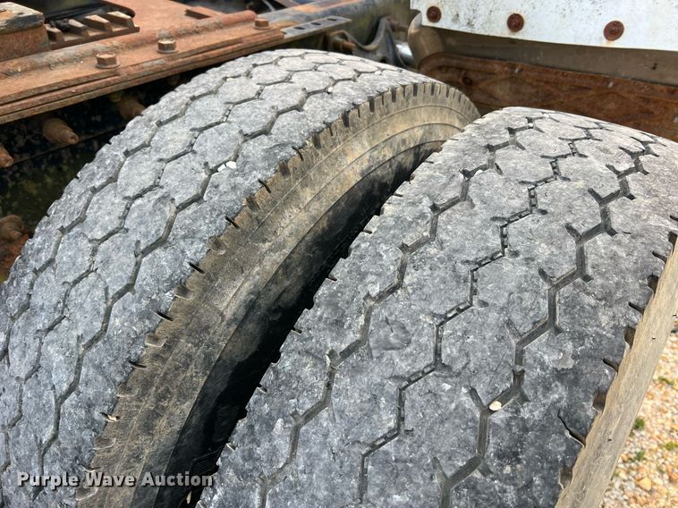 image for item II9150 1999 International 9400  semi truck