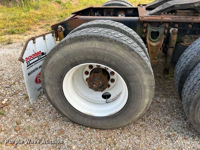 image for item II9150 1999 International 9400  semi truck